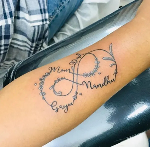   татуировка с двоен символ'infinito con nomi e fiori