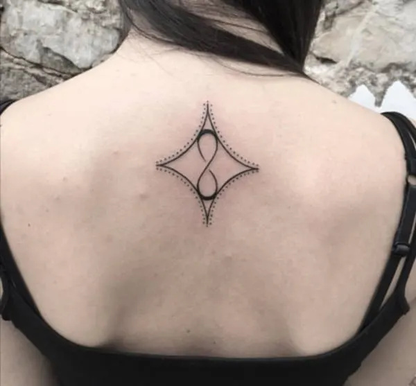  татуировка със знак на'infinito con dettagli punteggiati a rombo invertito