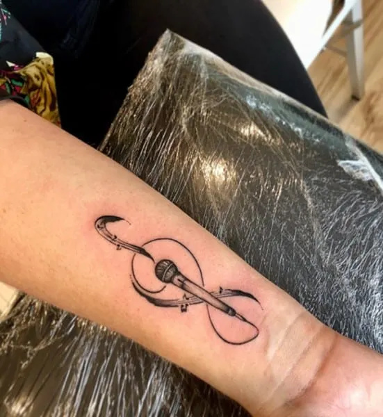   знак за'infinito con microfono al polso