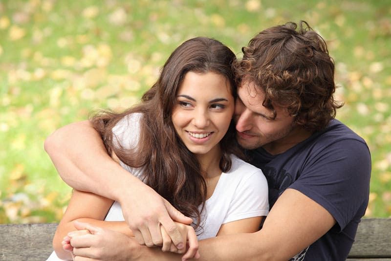 رجل يعانق امرأة ضيقة