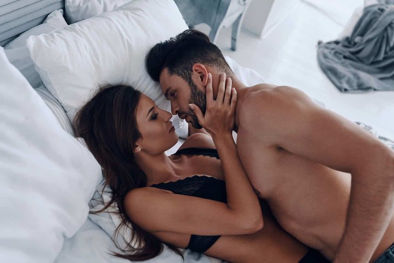 een man en een vrouw liggen op het bed