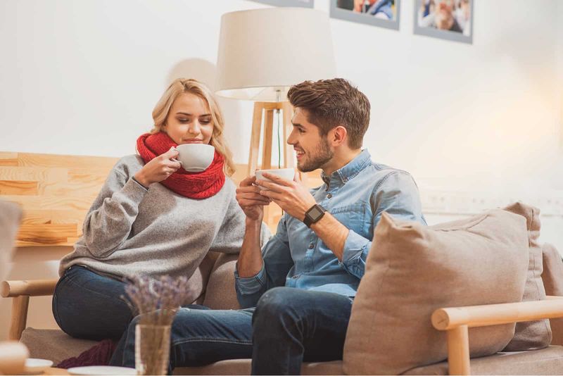 mężczyzna i kobieta siedzą, piją kawę i rozmawiają