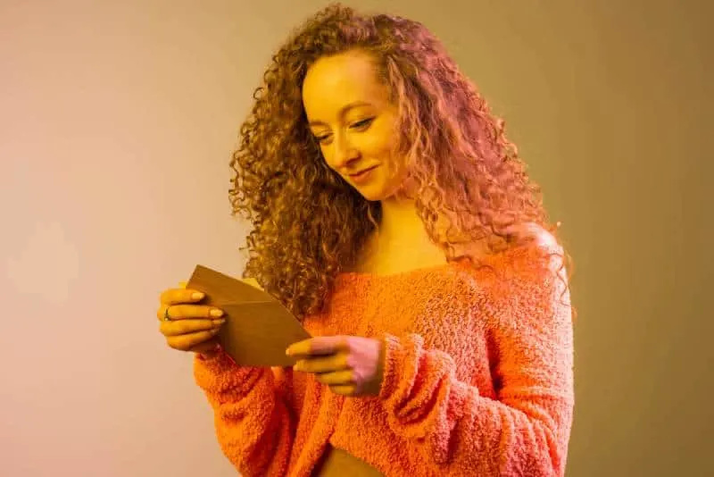   la noia llegeix la carta