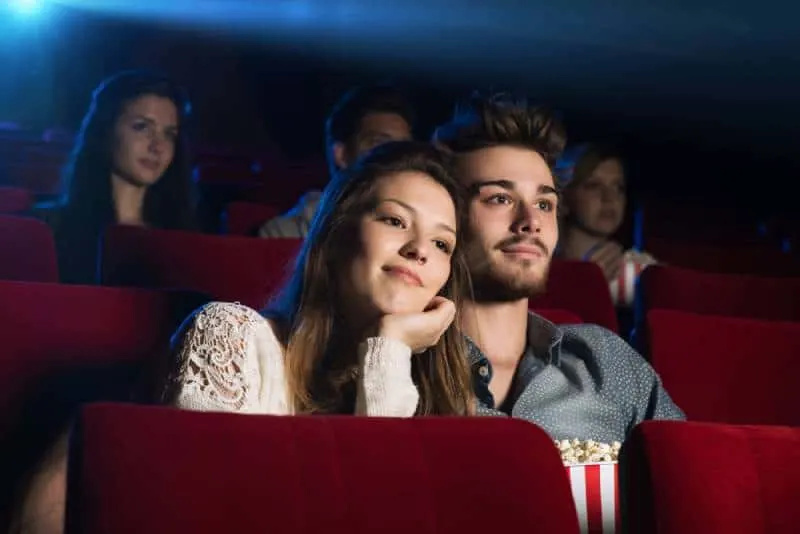   parella d'amants al cinema