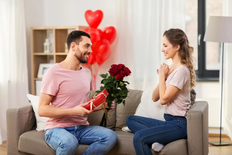   home sorprenent dona amb regals i roses