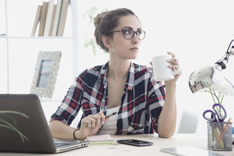 wanita duduk di kantor