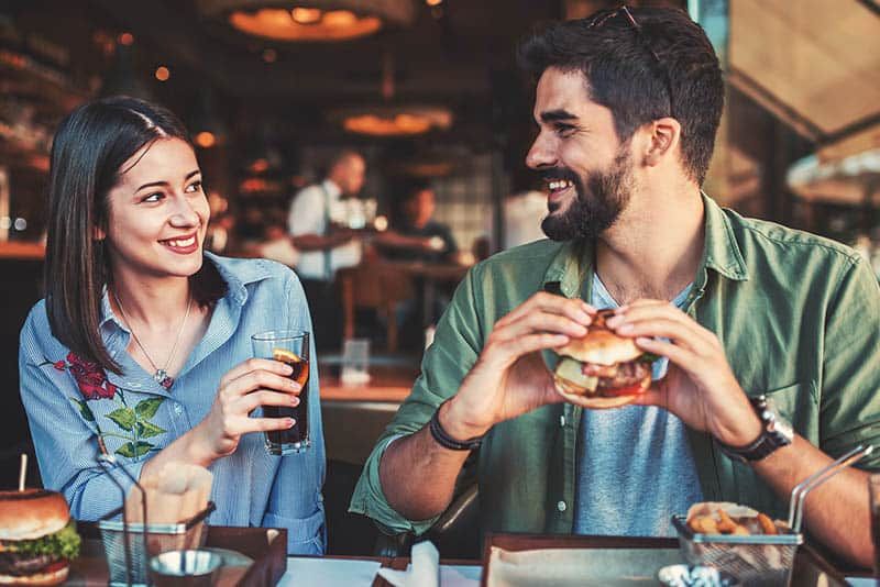 người phụ nữ mỉm cười nhìn người đàn ông của cô ấy bên ngoài