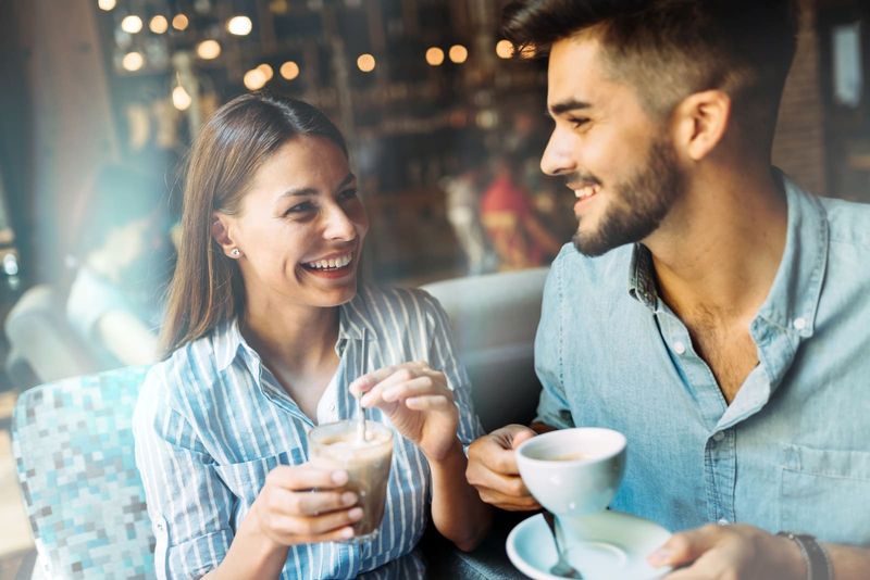 pria dan wanita minum kopi di kafe