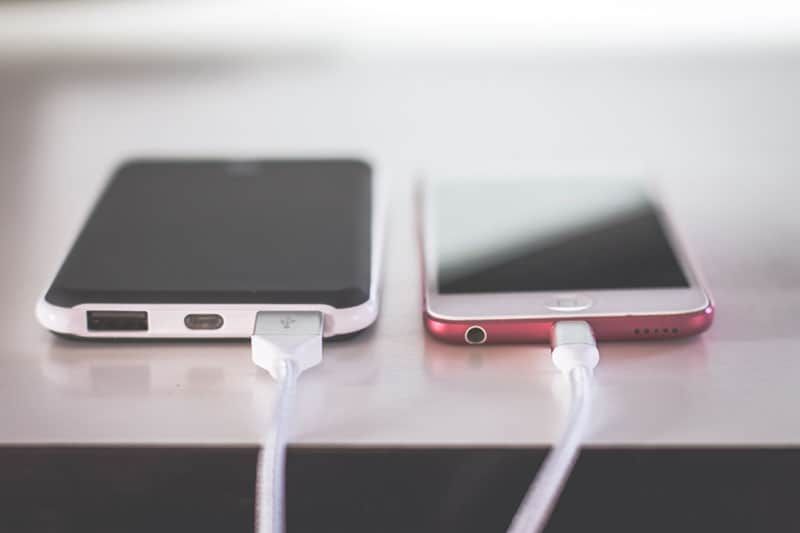 încărcând două telefoane mobile unul lângă altul