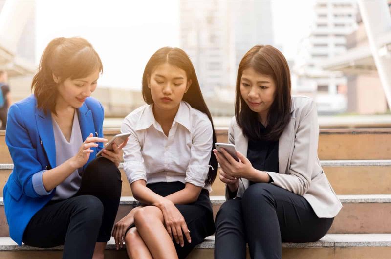 ba người phụ nữ buồn chán ngồi bên ngoài trên bậc thang