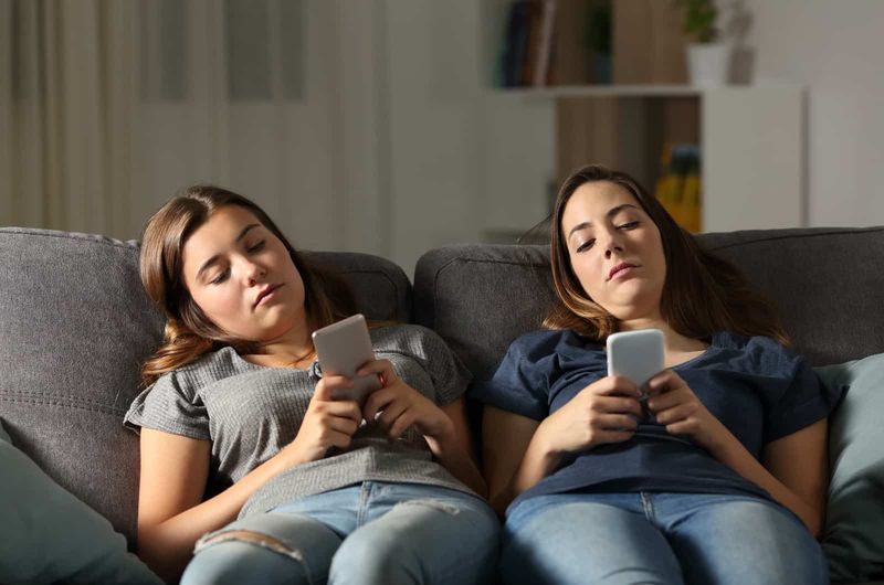 ngồi trên ghế sofa của người phụ nữ trẻ buồn chán