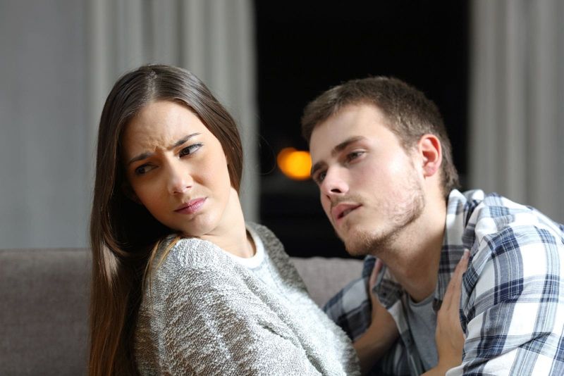امرأة تدفع رجلاً تحاول تقبيلها