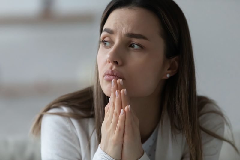 ustaraná brunetka pri pohľade na diaľku