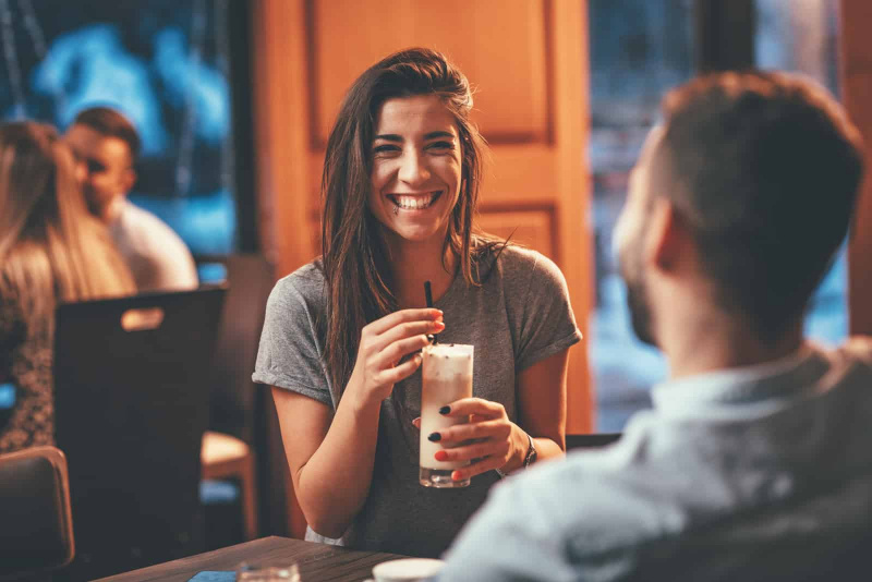   homem e mulher se encontrando em bar