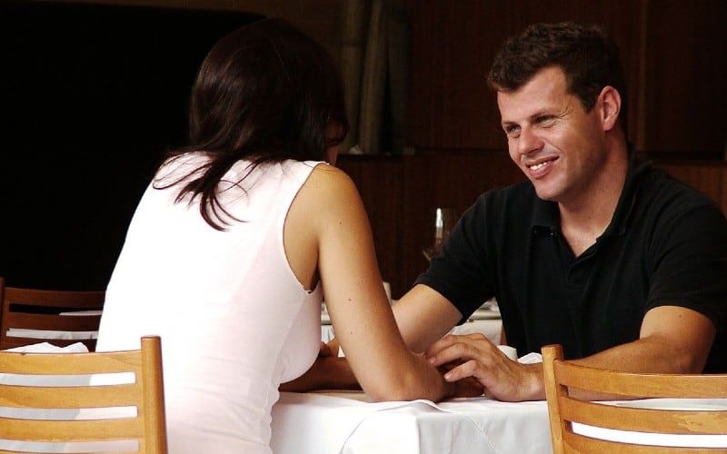 Man en vrouw praten aan tafel