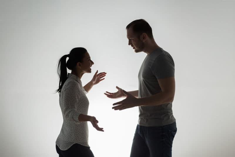 un homme et une femme se disputent