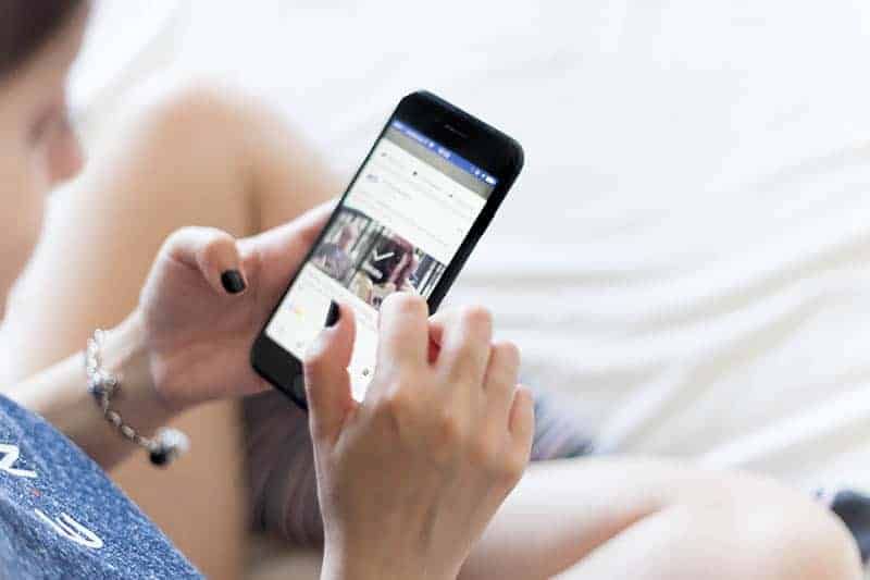 alto ângulo de mulher usando seu telefone