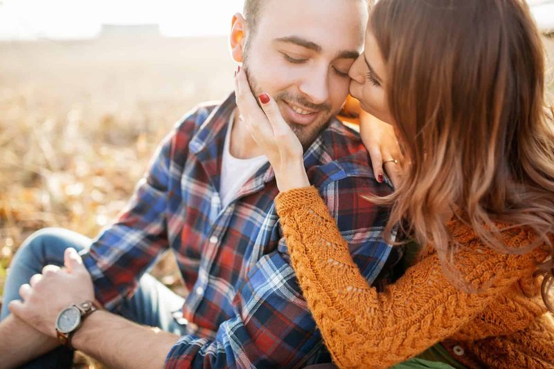 een liefdevol stel dat buiten zit te zoenen