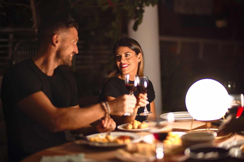 verliefde paar in een restaurant voor het diner
