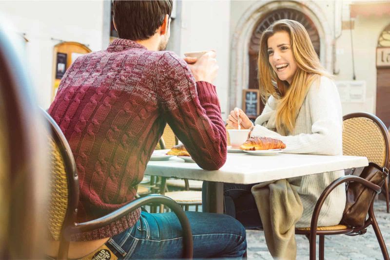 het stel zit in een coffeeshop en praat