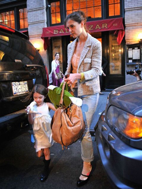 Katie Holmes im Blazer mit Suri