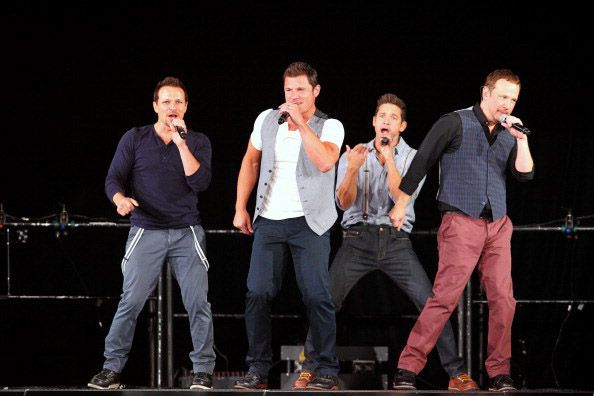 Microfon, Grup social, Muzică, Pantofi, Echipamente de scenă, Divertisment, Echipamente audio, Arte spectacol, Scenă, Artist de muzică,