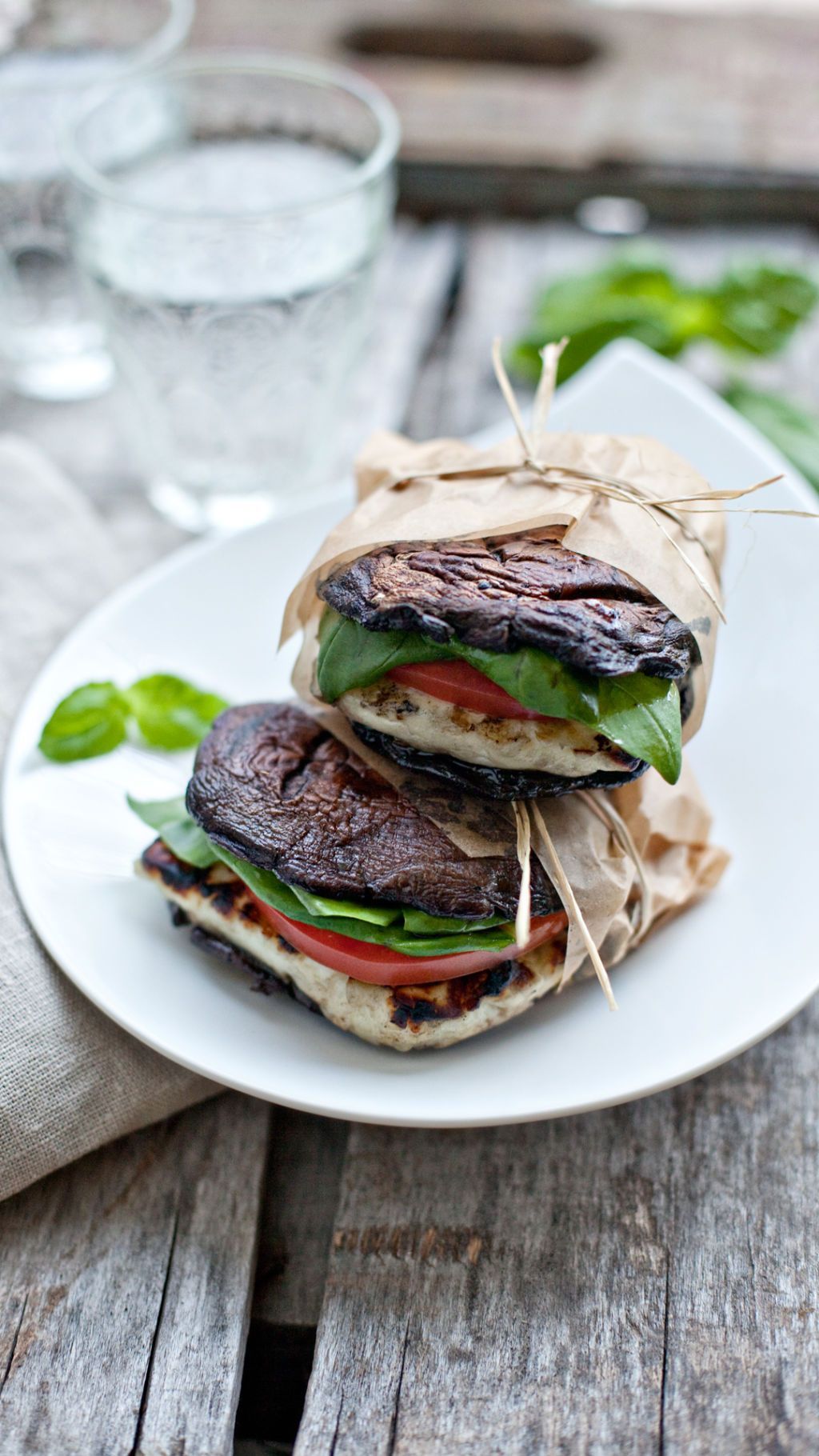 halloumi ost mellem to portabella champignon hætter