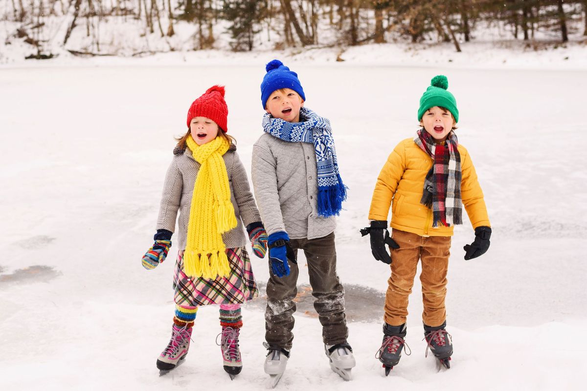 Inverno, neve, giocare nella neve, pattinare sul ghiaccio, pattinaggio su ghiaccio, ricreazione, giallo, ghiaccio, divertimento, calzature,