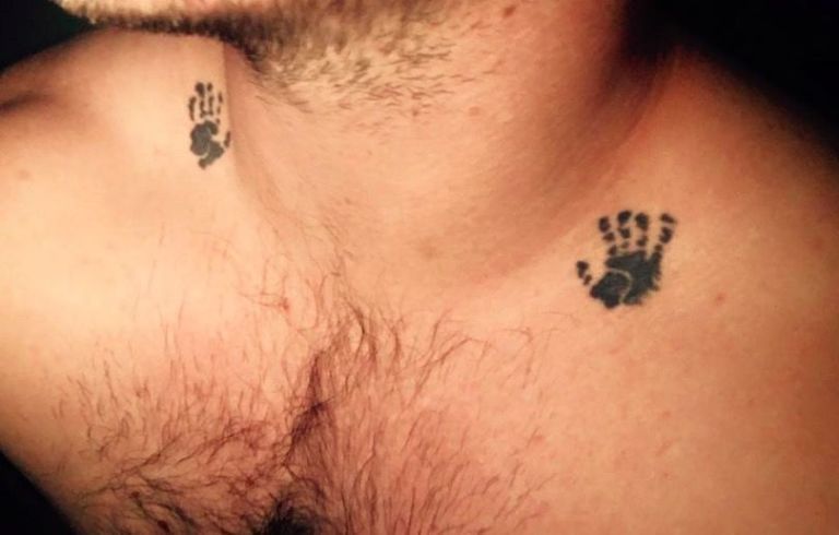 El significado detrás del tatuaje con la huella de la mano de este padre es desgarrador