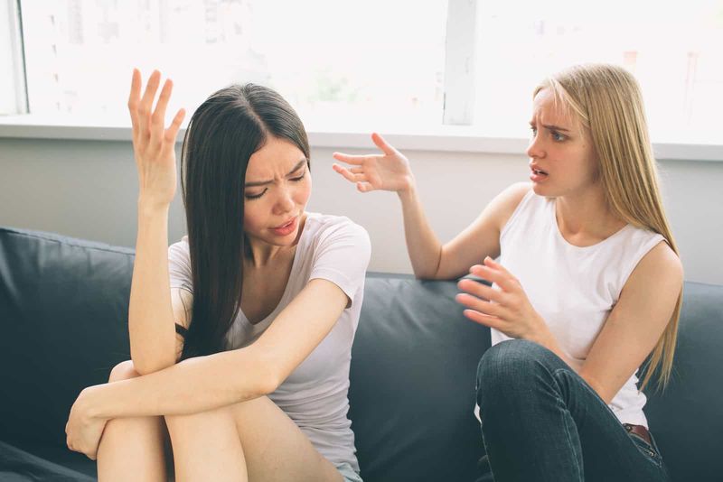 الفتاة تنتقد صديقتها