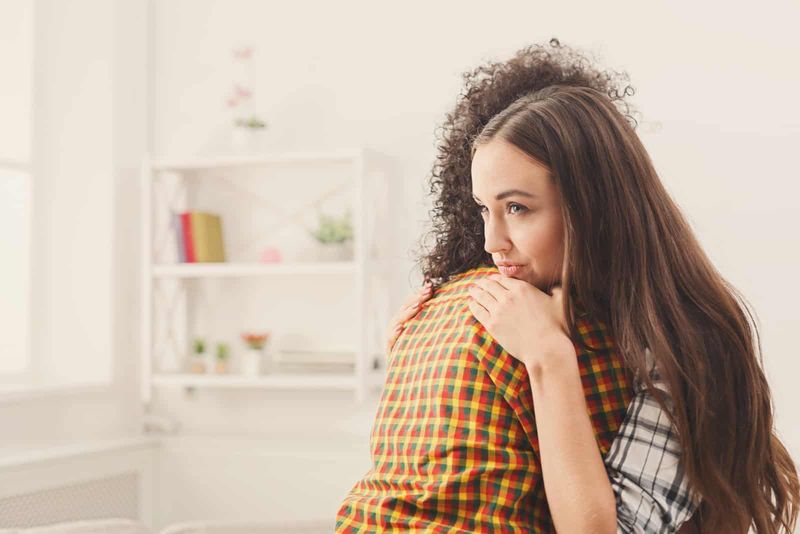 عناق الأصدقاء في المنزل