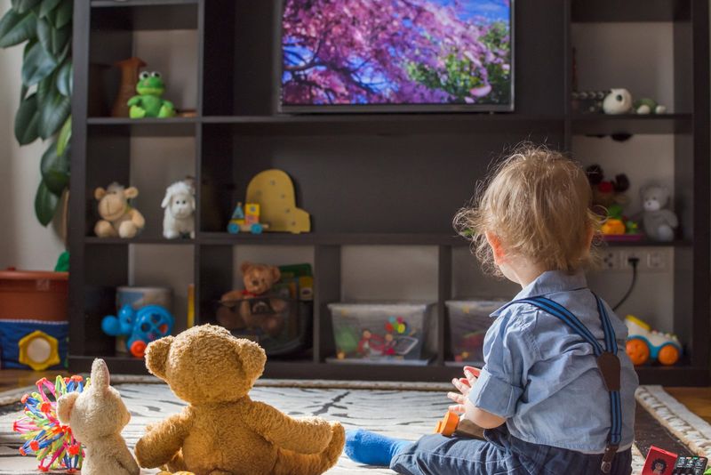 kleines baby spielt mit spielzeug