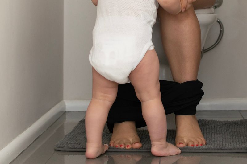 baby folgt mutter in toilette