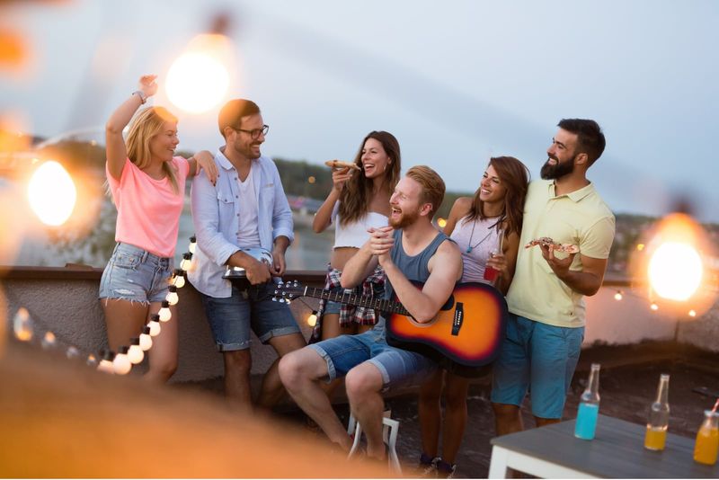 freunde, die spaß im freien haben