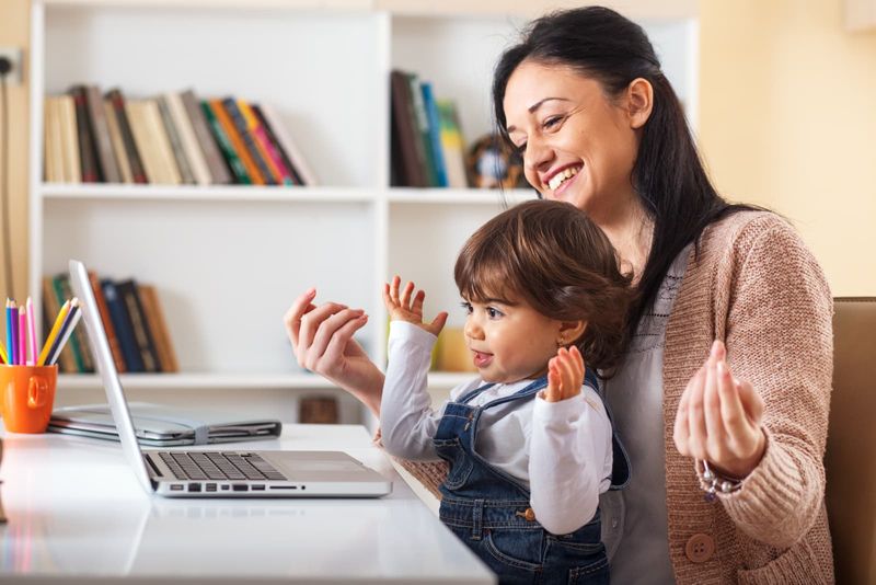 mutter und baby hören kindermusik