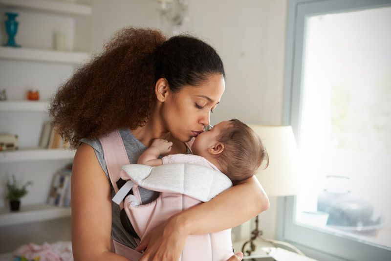 Frau kümmert sich um ihr Baby