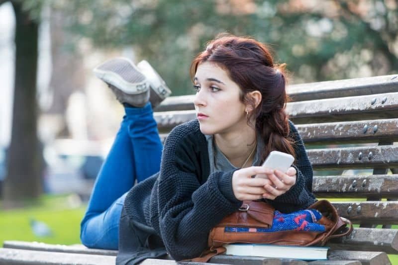 junge studentin, jugendliches mädchen, das an der schule wartet