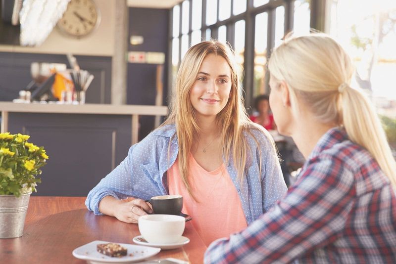 dos mejores amigos hablando seriamente en el café
