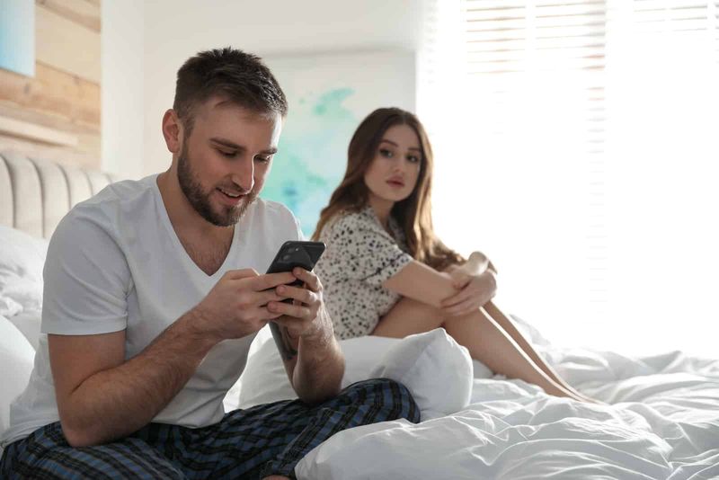 homem de gêmeos testando namorada ciumenta enquanto está no telefone