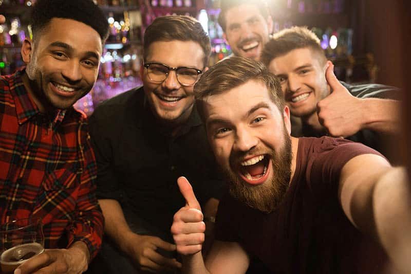 grupa męskich przyjaciół robi selfie