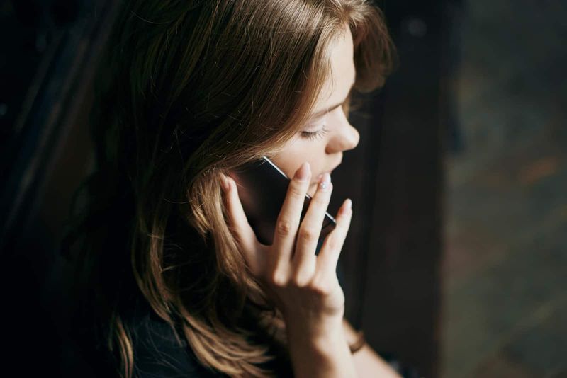 eine imaginäre frau, die am telefon spricht
