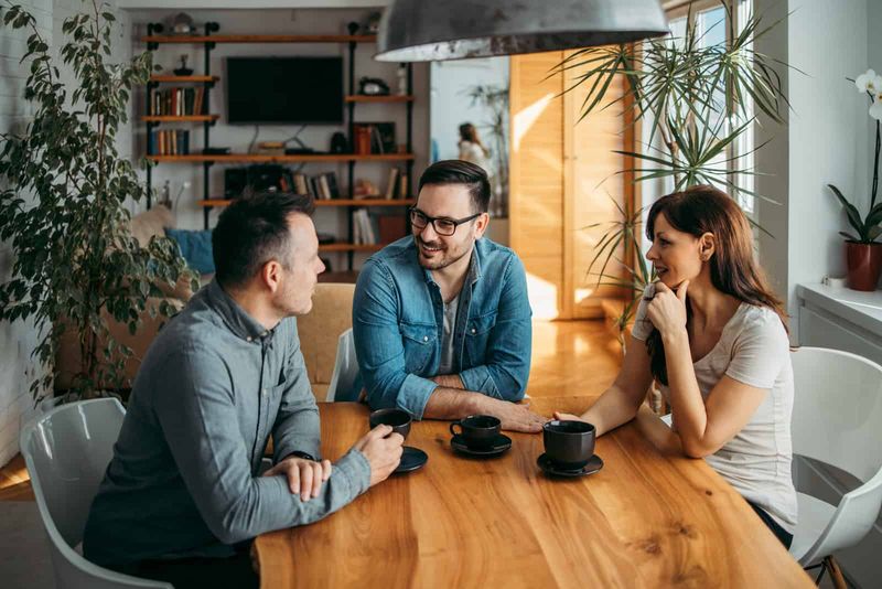 Freunde sitzen am Tisch und reden