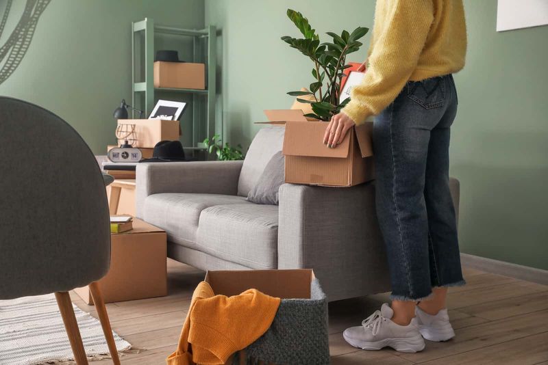 Eine Frau packt Sachen
