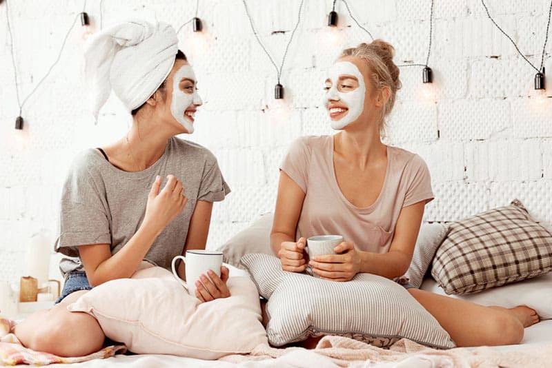 twee vrienden genieten van schoonheidsbehandeling