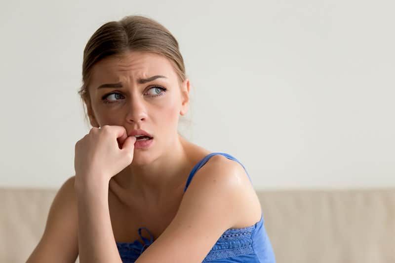 người phụ nữ buồn bã nhìn đi chỗ khác