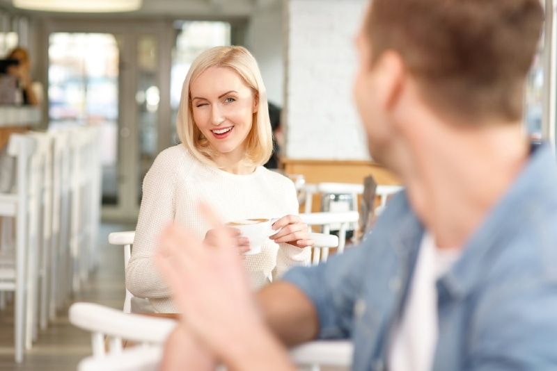 رجل وامرأة يمزح في المقهى