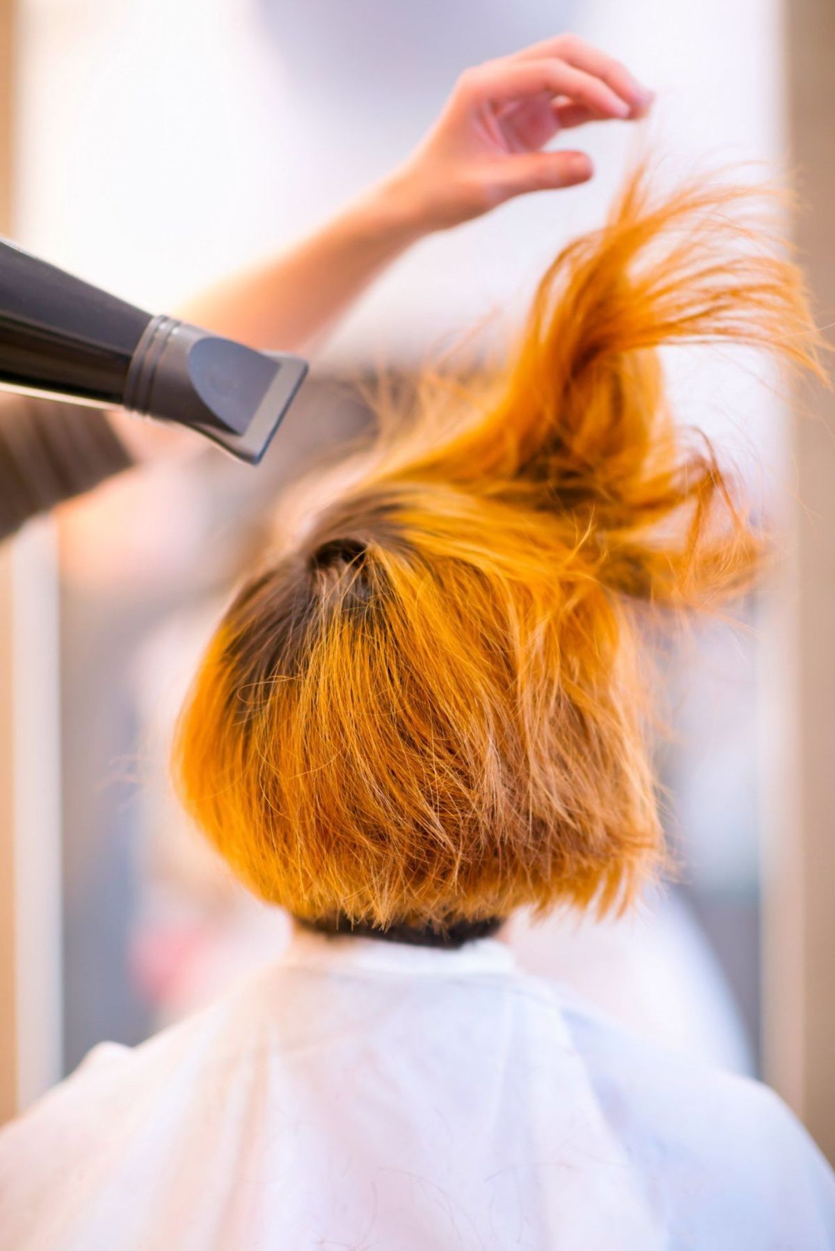 Frisur, Audiogeräte, Orange, Langes Haar, Handgelenk, Haarfärbung, Braunes Haar, Blond, Kostüm, Nagel,