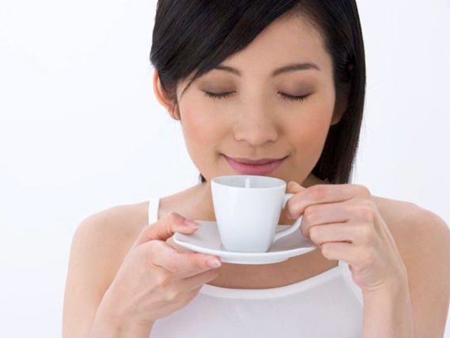 wanita mencium kopi