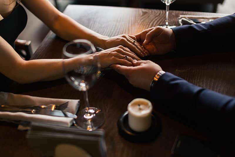 Romance no restaurante noturno para dia dos namorados