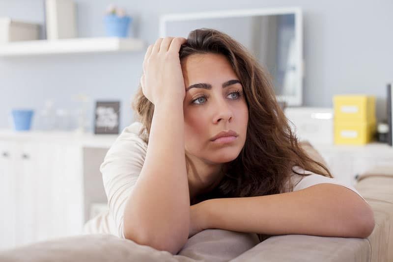 امرأة حزينة تجلس في أعماق الأفكار